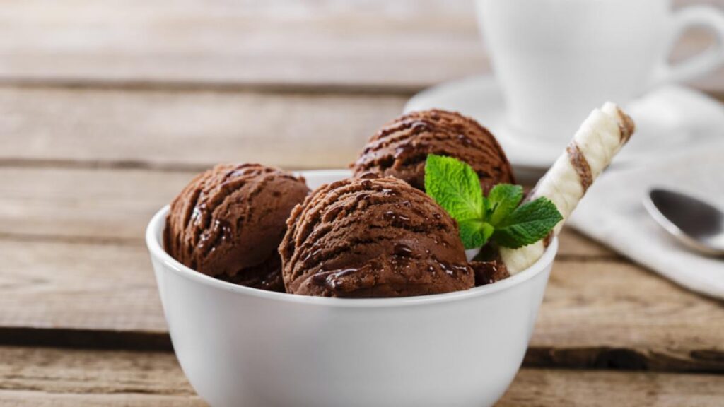 alimentos-que-mejoran-nuestro-estado-de-animo-helado-de-chocolate
