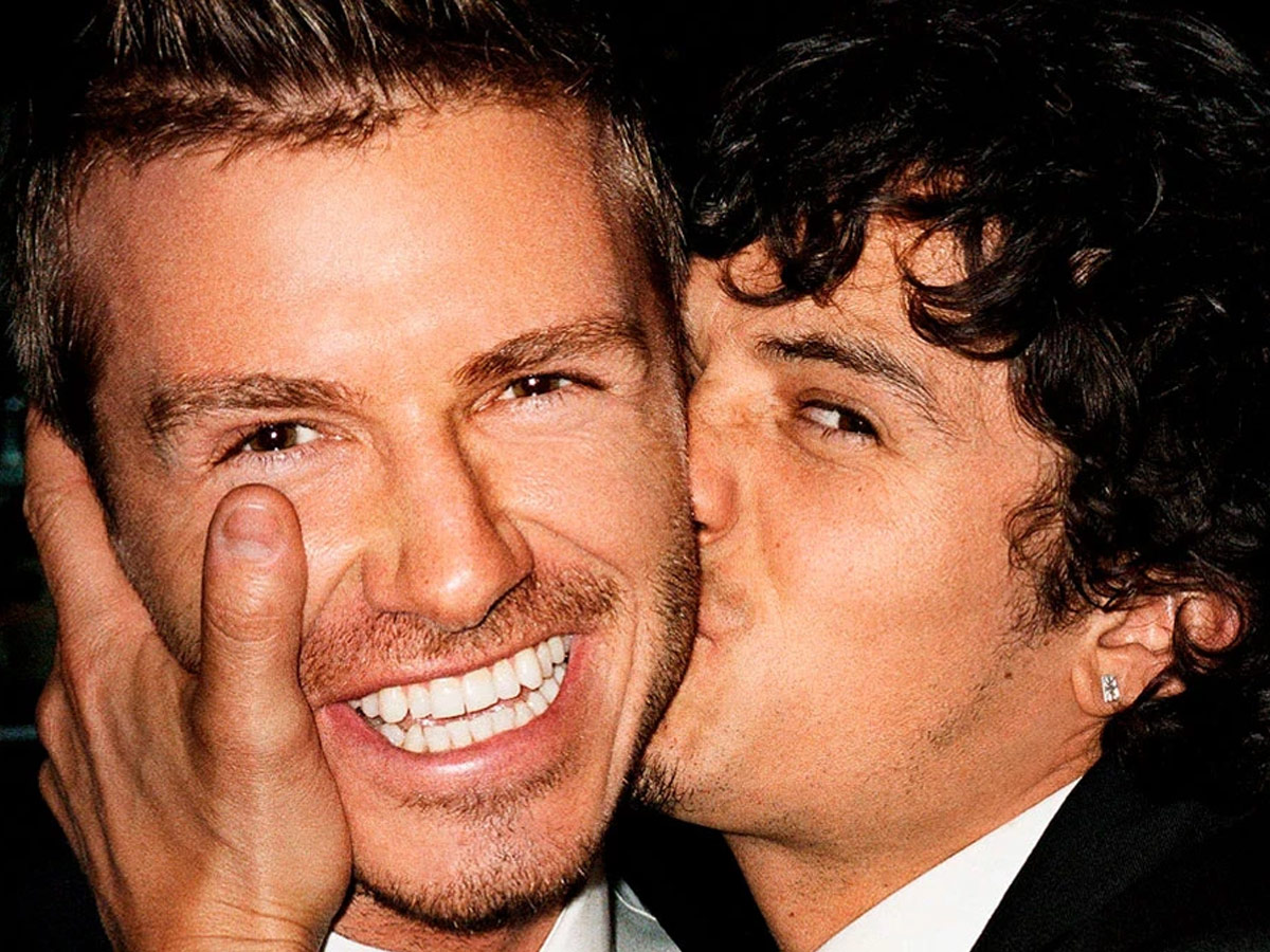 Un hombre dándole un beso en la cara a David Beckham. Imagen para ilustrar un artículo sobre qué significa "ser intenso"