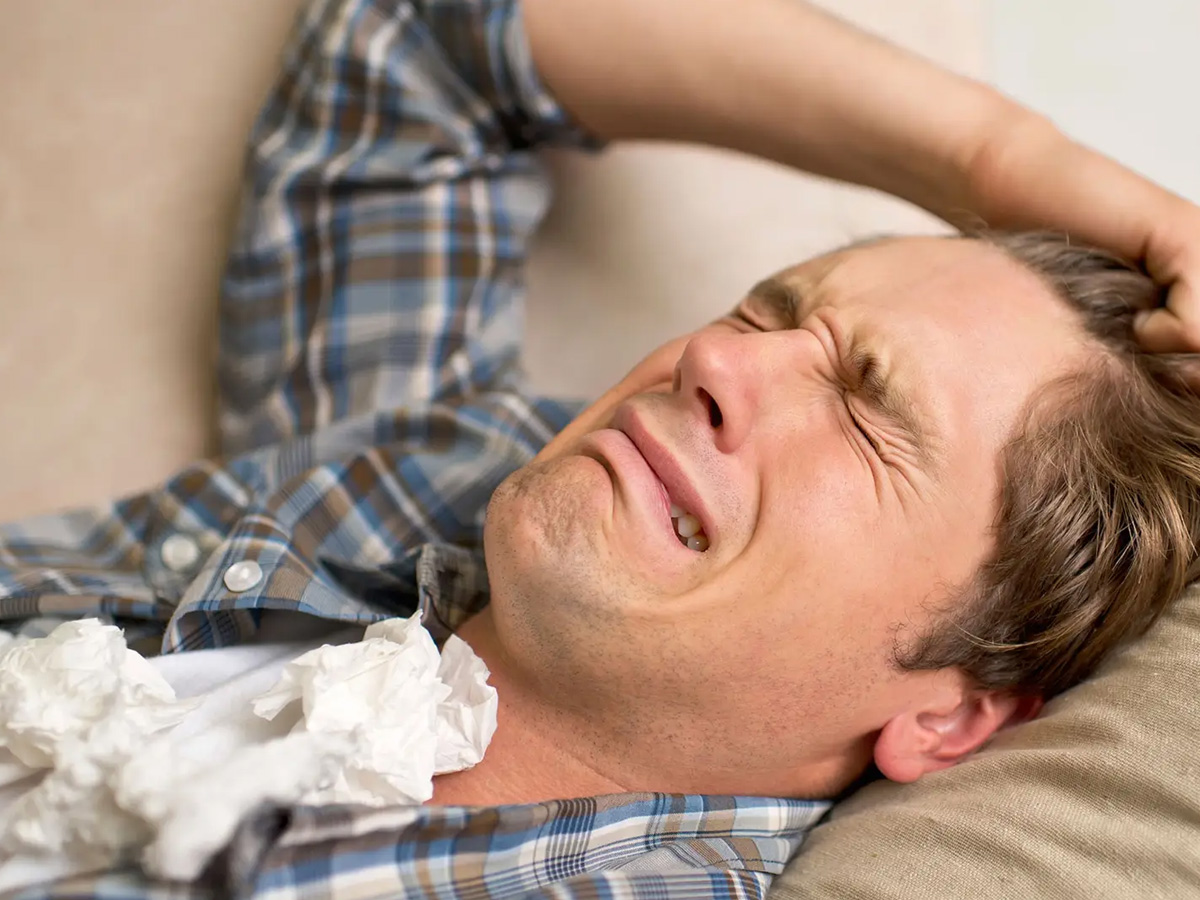 Qué significa ser intenso: hombre adulto llorando intensamente.