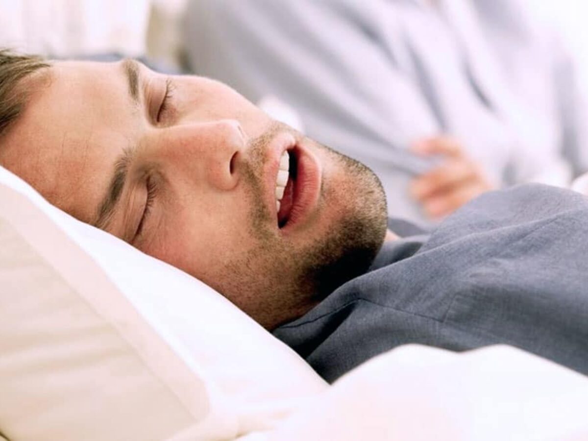 Siete trucos (que funcionan) para dejar de roncar y dormir bien por las  noches