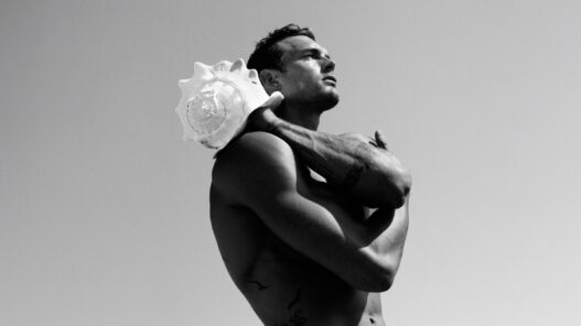 Hombre atractivo con una concha de mar en el hombro. Imagen para encabezar un artículo sobre las características de las Personas Altamente Sensibles