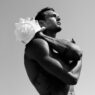 Hombre atractivo con una concha de mar en el hombro. Imagen para encabezar un artículo sobre las características de las Personas Altamente Sensibles