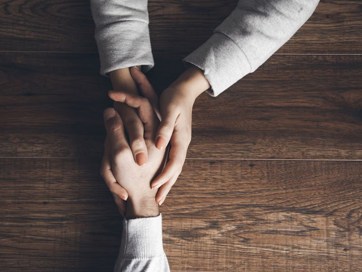 Dos manos agarrándose para expresar empatía, una de las principales características de las Personas Altamente Sensibles
