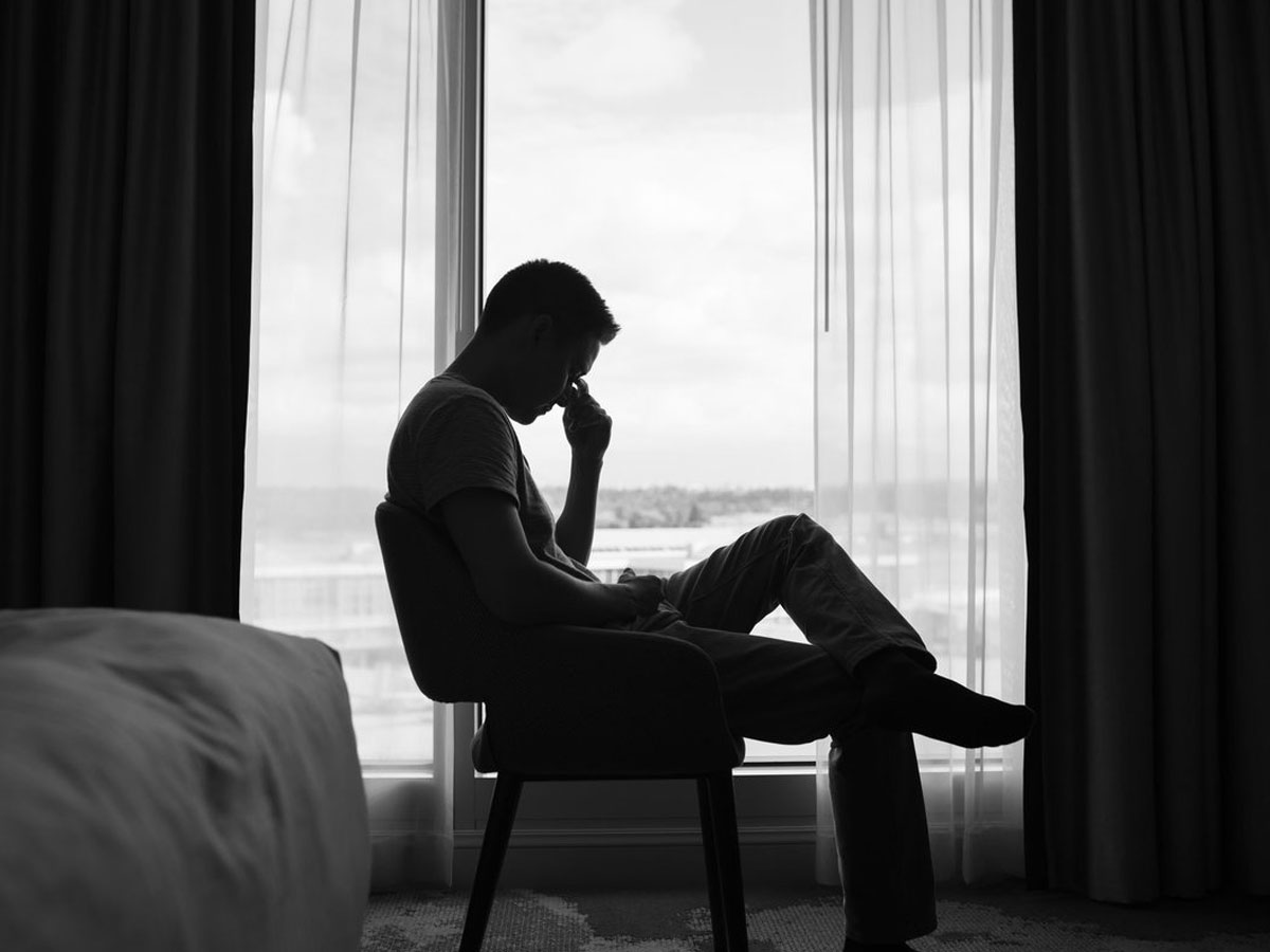 Persona Altamente Sensible en una habitación sola y triste