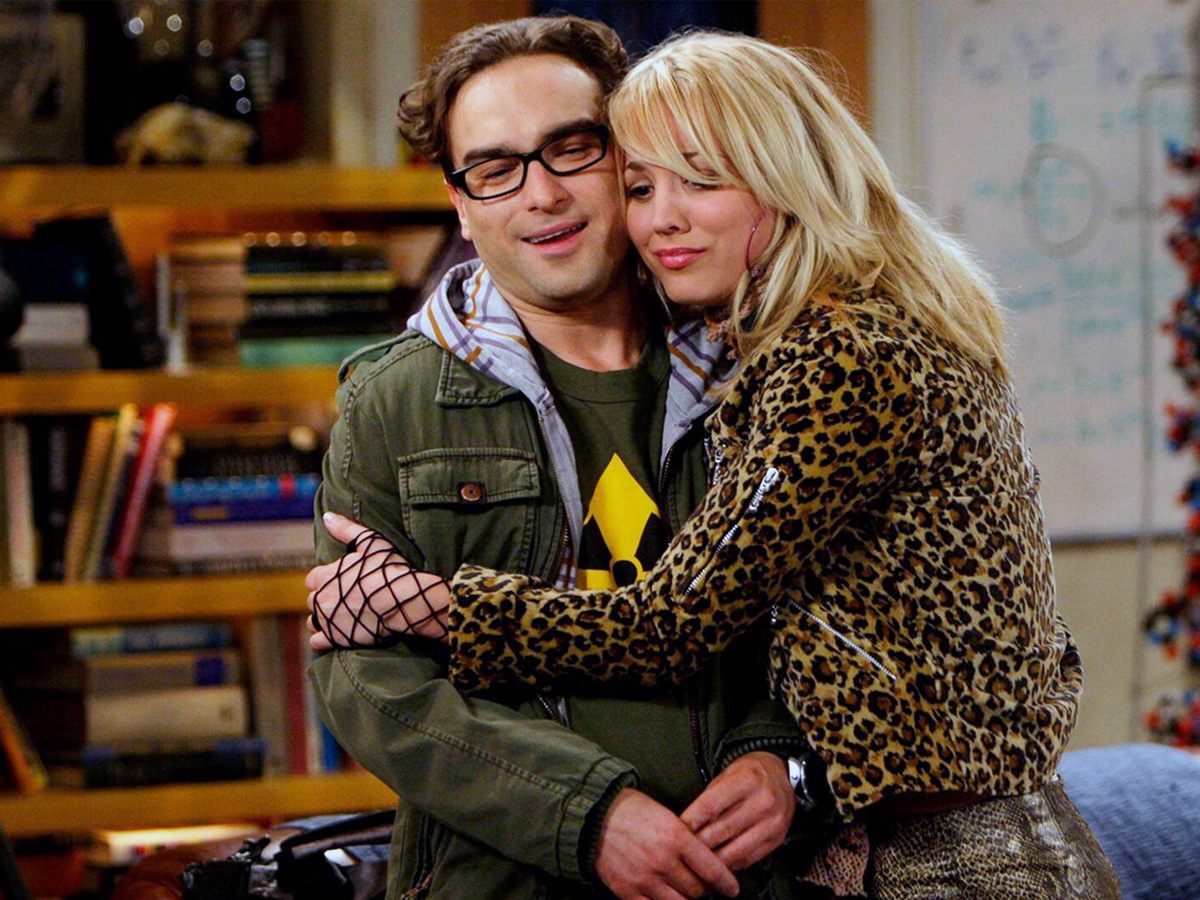 Escena de la serie The Big Bang Theory en la que Leonard es abrazado por Penny, para ilustrar un artículo sobre "no me gusta su físico pero si su forma de ser"