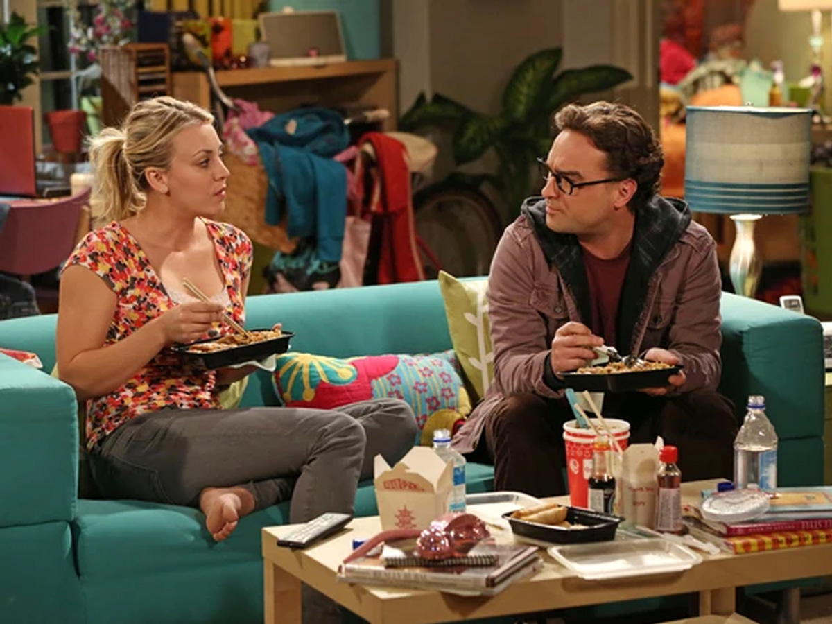 Escena de la serie The Big Bang Theory en la que aparecen Leonard y Penny comiendo en el sofá, para ilustrar un artículo sobre "no me gusta su físico pero si su forma de ser"