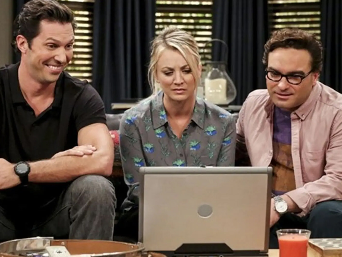 Escena de la serie The Big Bang Theory en la que Leonard le enseña algo a Penny en el ordenador. Imagen para ilustrar un artículo sobre "no me gusta su físico pero si su forma de ser"
