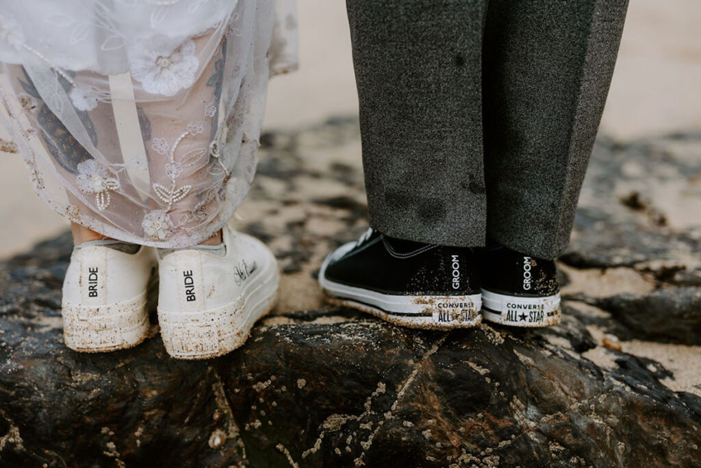 traje-con-zapatillas-para-boda-3