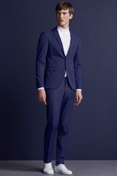 traje azul zapatos blancos