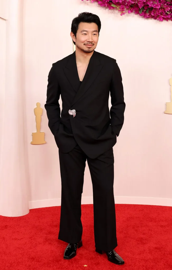 Actores-mejor-vestidos-premios-Oscar-2024-Simu-Liu