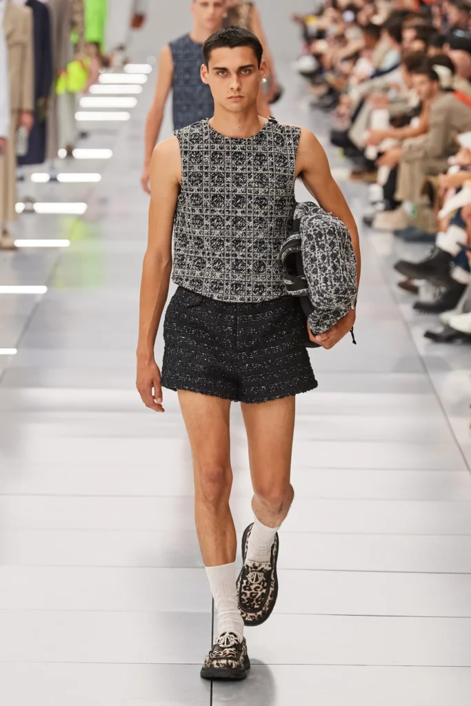 tendencias-moda-hombre-verano-2024-dior-men-hombros-descubiertos