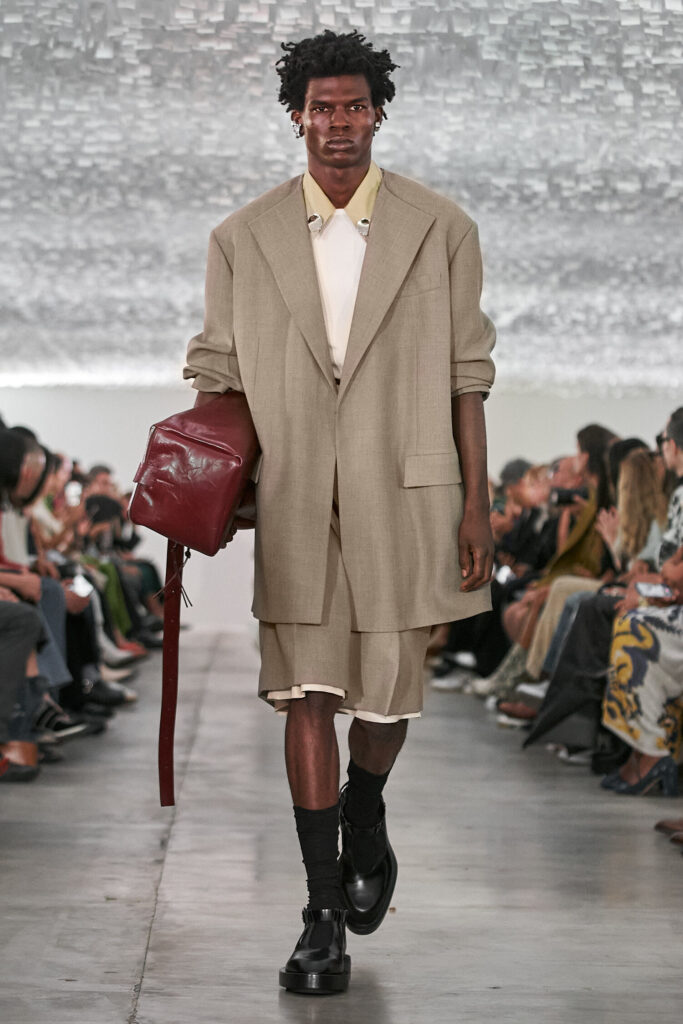 tendencias-moda-hombre-verano-2024-Jil-Sander-trajes-pantalones-cortos