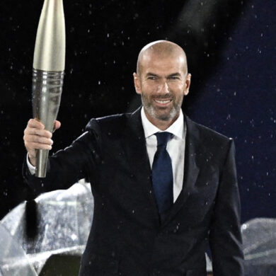 Zinédine-Zidane-traje-Zegna-antorcha-olímpica