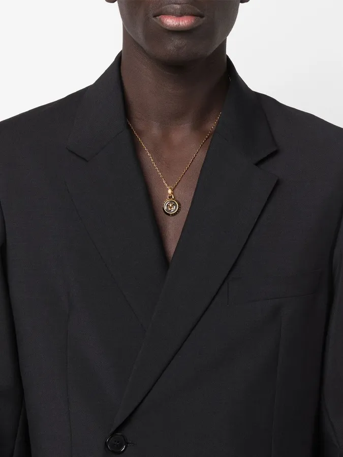 como-combinar-joyas-hombre-versace