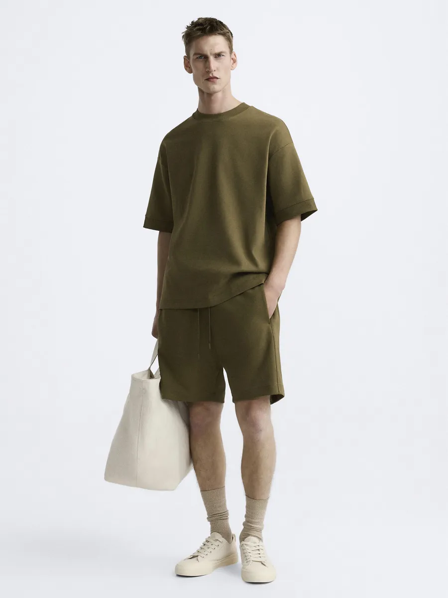 como-vestir-camisetas-oversize-hombre-zara