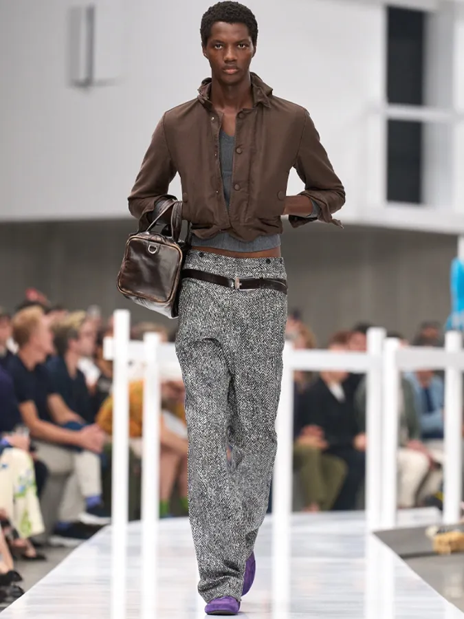 looks-que-estilizan-hombre-prada-ss25