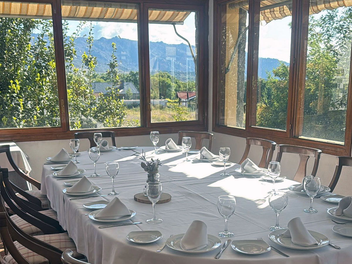 Salón comedor del restaurante Las Gacelas, en la Sierra de Madrid