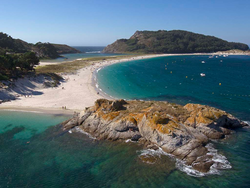 sitios-mas-baratos-para-veranear-en-espana-La-Playa-de-Rodas-Galicia