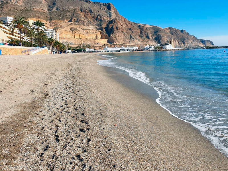 sitios-mas-baratos-para-veranear-en-espana-Playa-de-Aguadulce-Almeria