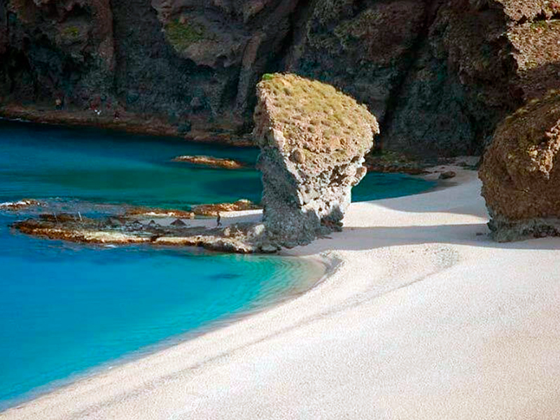 sitios-mas-baratos-para-veranear-en-espana-Playa-de-Los-Muertos-Almeria