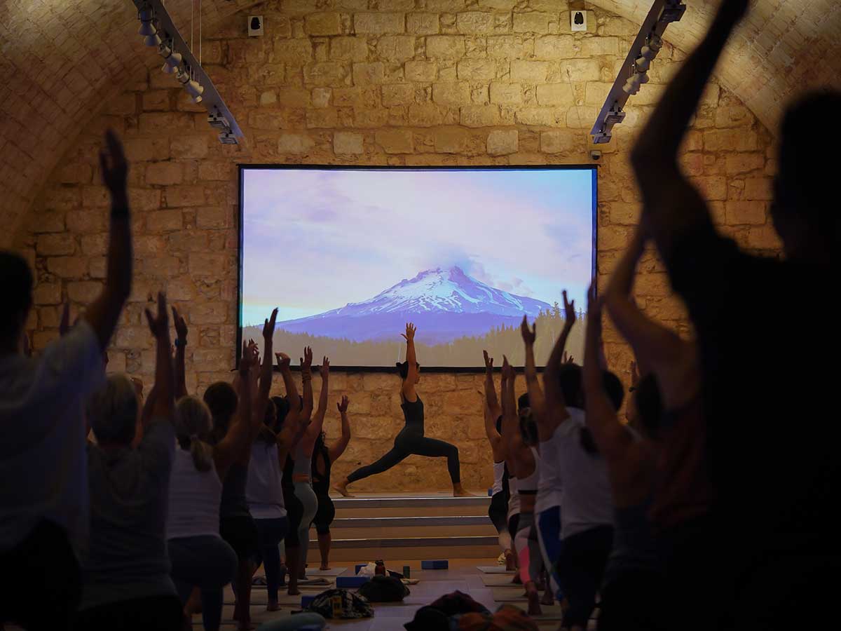 Xuan Lan realiza una clase magistral de yoga en el Cognitive Fest 2024.