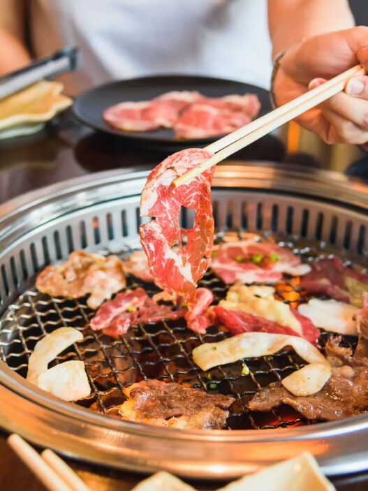 Variedad de carnes cocinadas en una barbacoa coreana