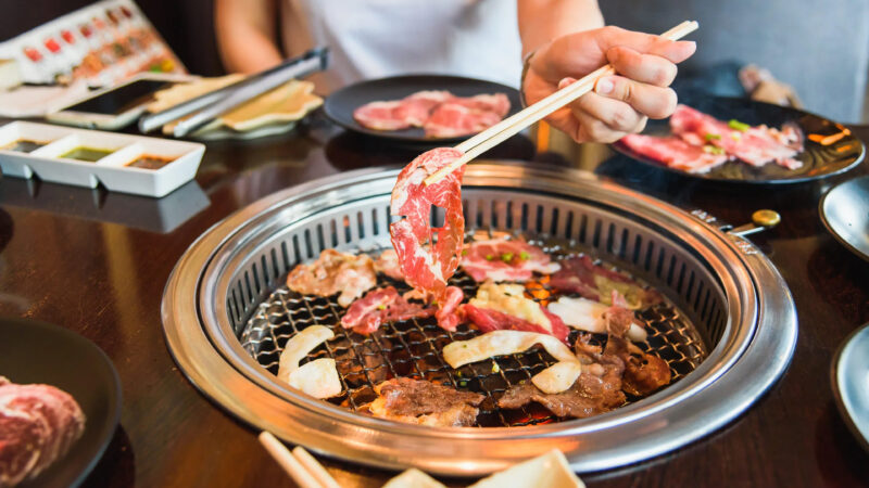 Variedad de carnes cocinadas en una barbacoa coreana