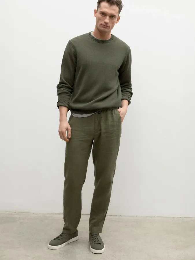 Combinación de jersey verde con pantalón verde de Ecoalf