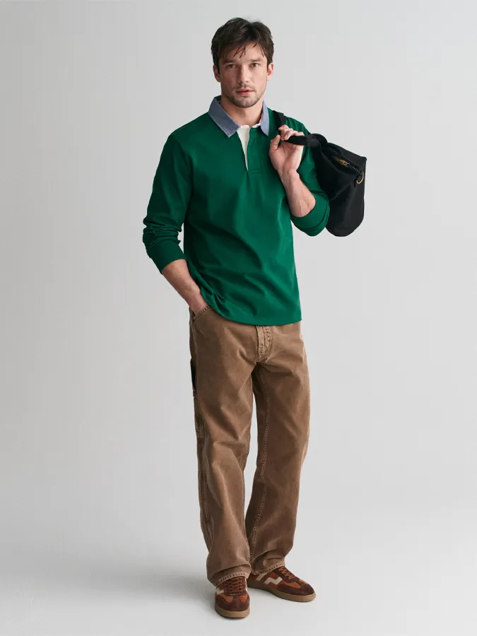 Combinación de jersey verde con pantalones marrones de Gant