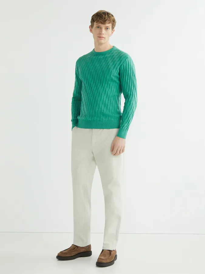 Combinación de jersey verde y pantalón blanco de Mirto