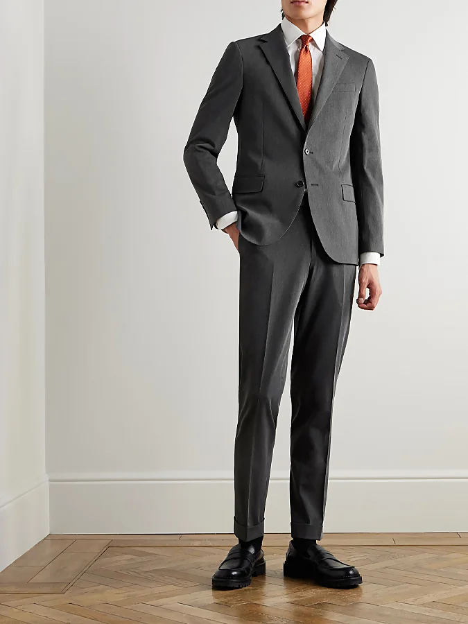 Look con corbata naranja