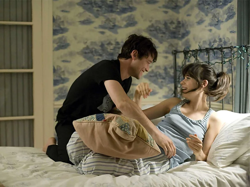 Momento romántico de "500 days of summer", con los personajes en la cama