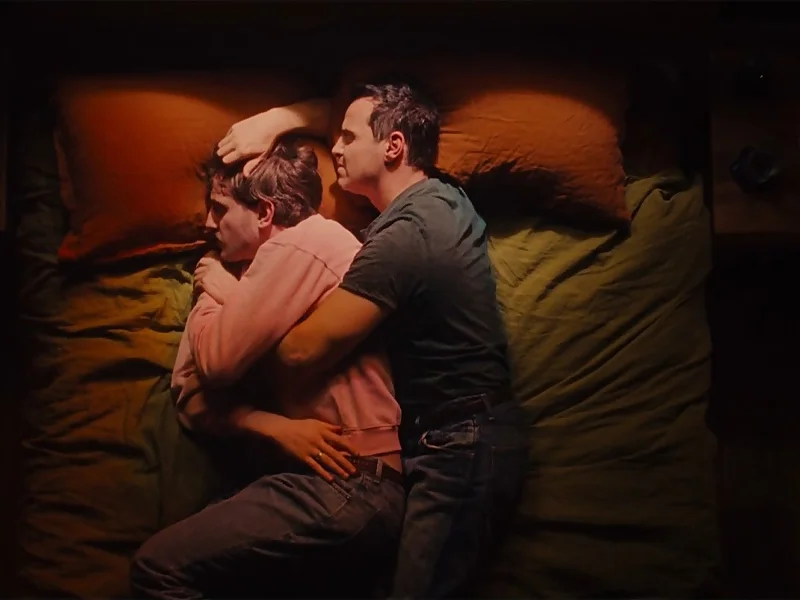 Momento de aftercare tras estar triste después de la relación en "All of us strangers" 