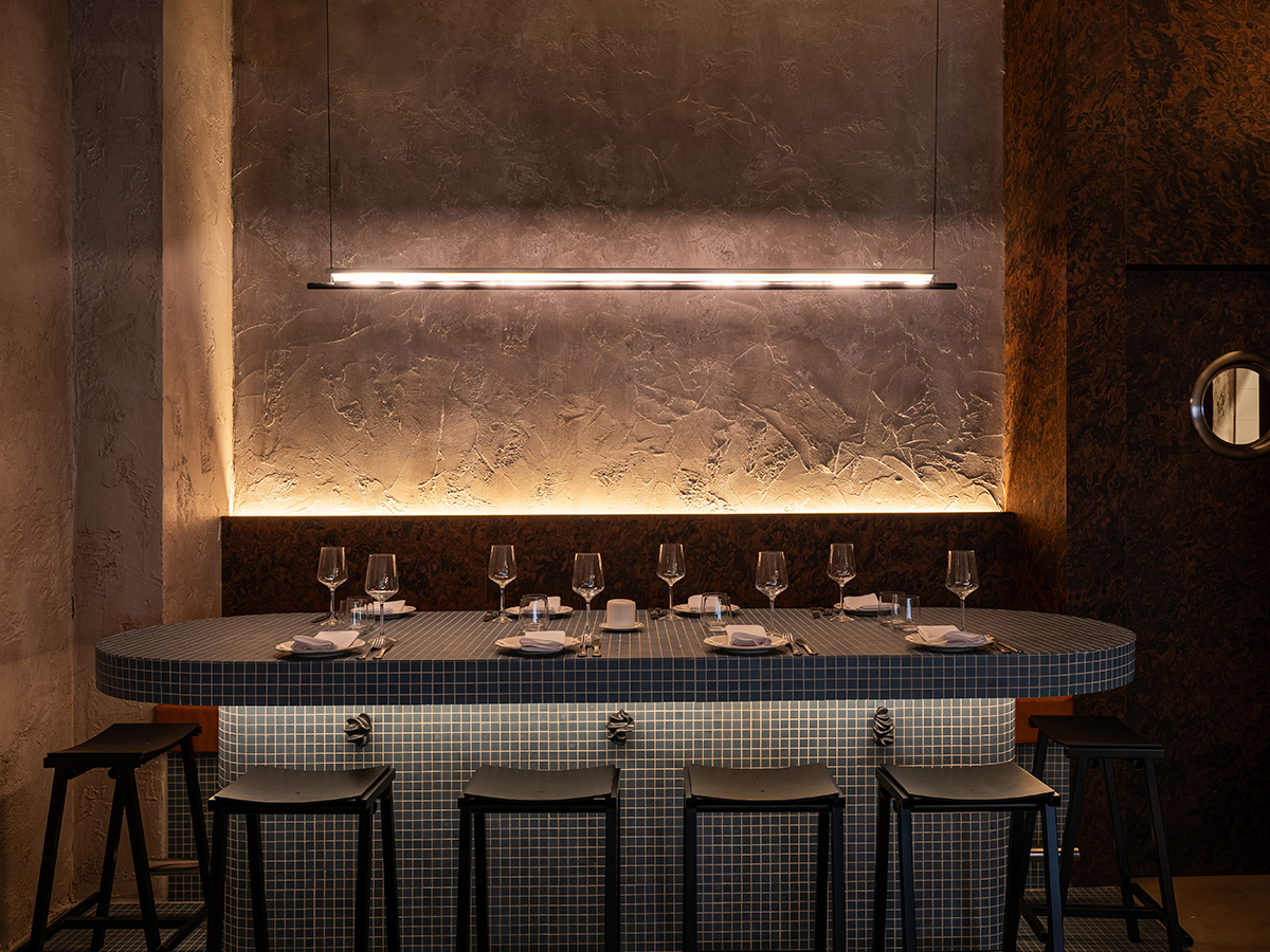 Mesa del restaurante Norah de Madrid, un restaurante recomendado para ir a cenar con amigos