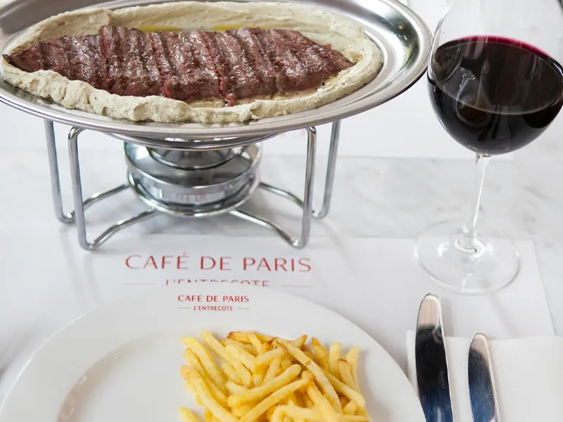 L'entrecote Cafe Paris, uno de los mejores restaurantes de Madrid para cenar en pareja