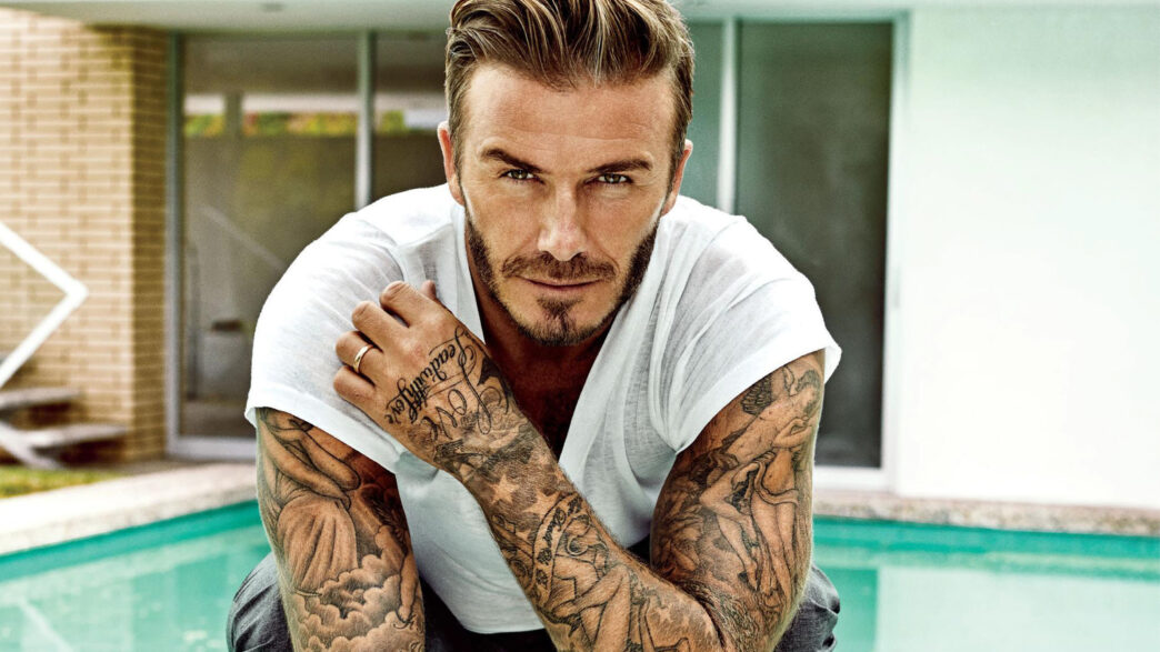 David Beckham mostrando sus tatuajes en el brazo