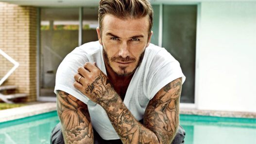 David Beckham mostrando sus tatuajes en el brazo