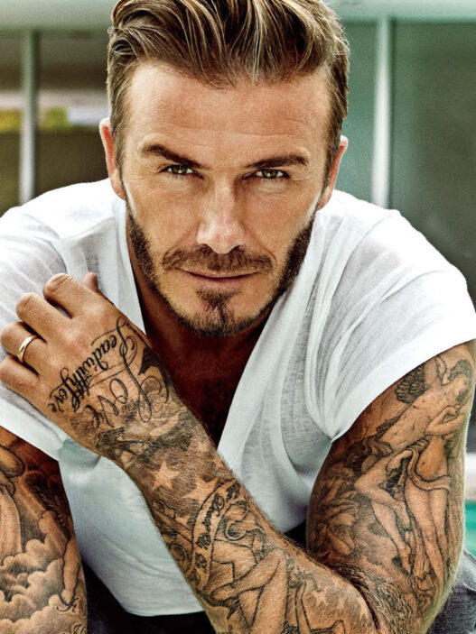 David Beckham mostrando sus tatuajes en el brazo