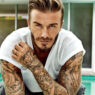 David Beckham mostrando sus tatuajes en el brazo