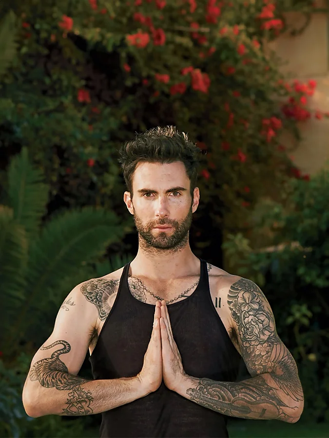 Brazos tatuados de Adam Levine con patchwork y full sleeve