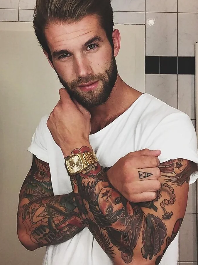 André Hamann con los brazos llenos de tatuajes