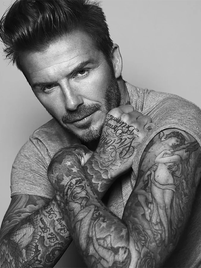 Beckham con tatuajes con motivos artísticos en los brazos