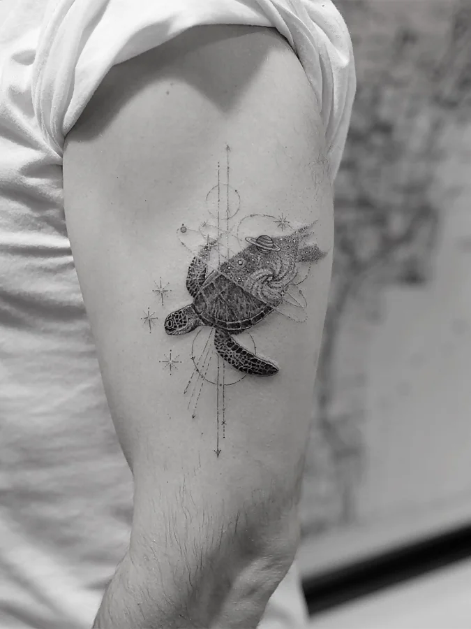 Tatuaje pequeño en el brazo de tortuga con geometrías de Dr. Woo