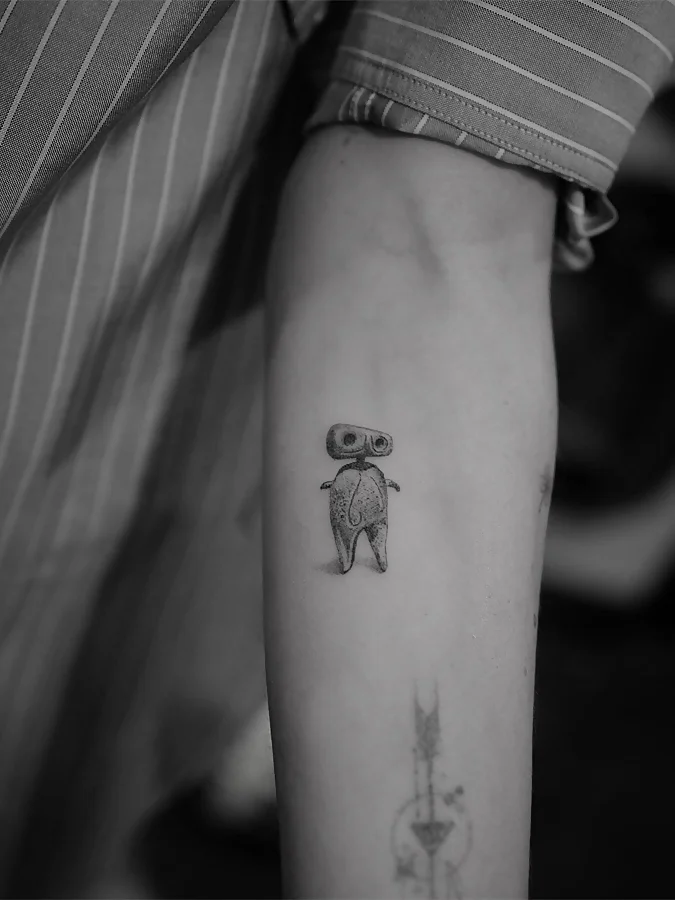 Tatuaje de Dr.Woo en el antebrazo al estilo Joan Miró microrrealista