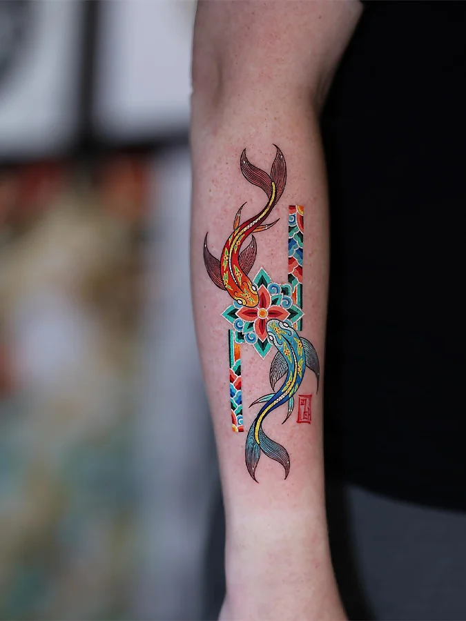 Tatuaje para hombre en el brazo de peces koi