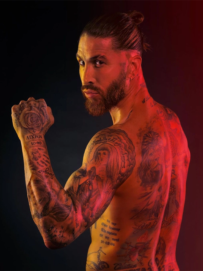 Sergio Ramos de espaldas mostrando sus tatuajes en el brazo