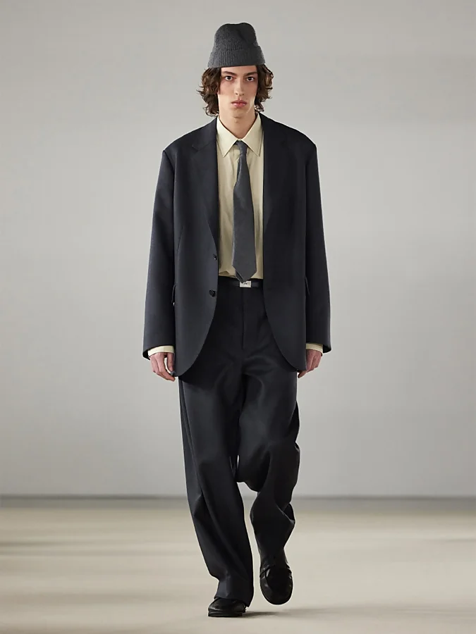 Traje de hombre del desfile de otoño-invierno 2024/2025 de Auralee