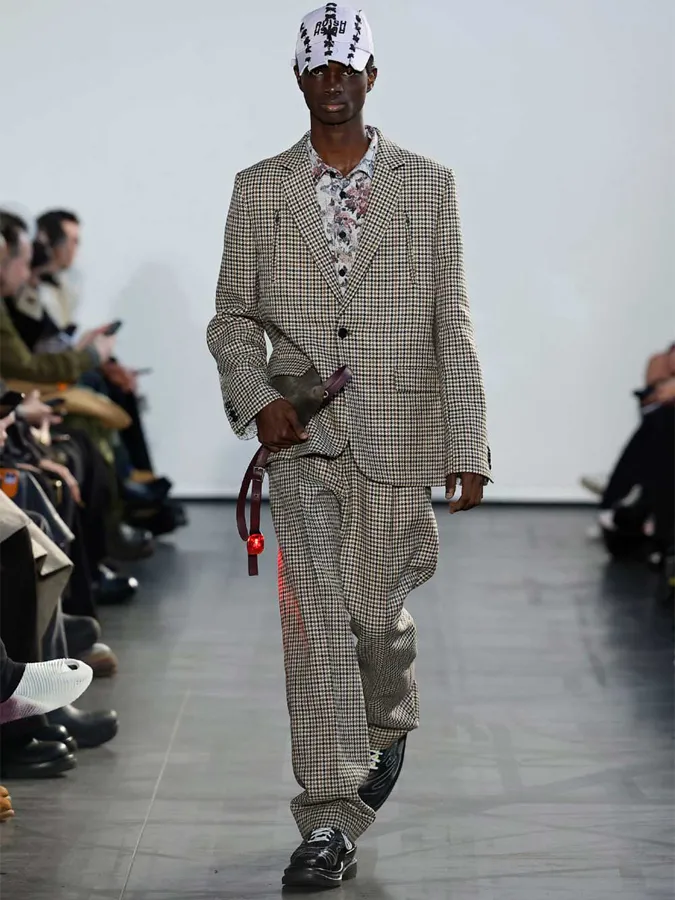 Traje de hombre con estampado de cuadros pequeños para la colección de otoño de Botter