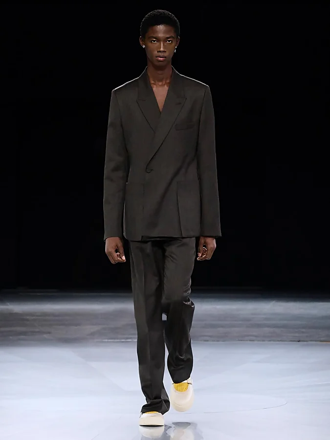 Traje de hombre para otoño de Dior combinado con manoletinas masculinas