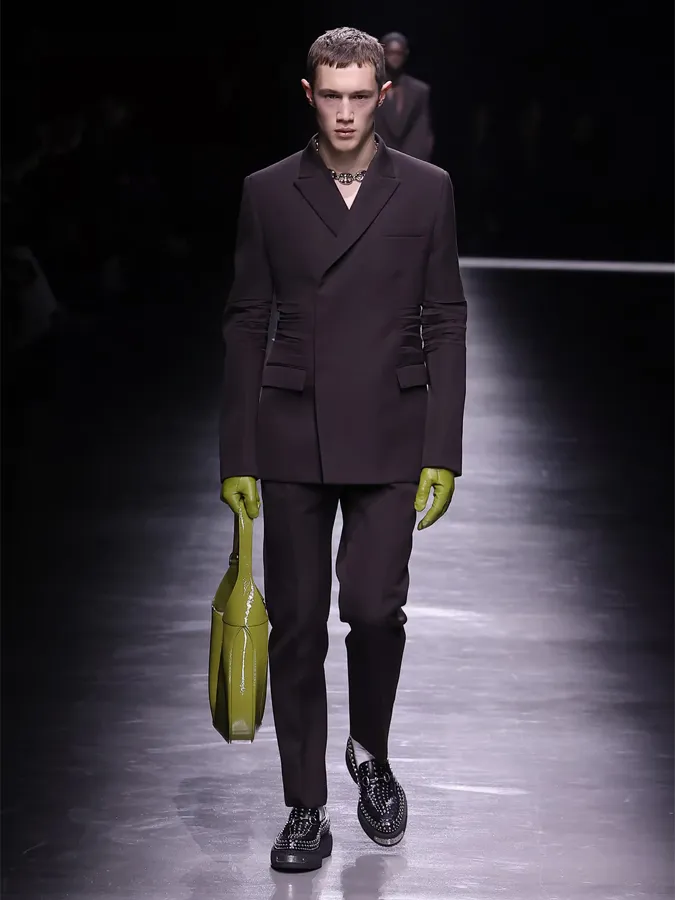 Traje de hombre marrón oscuro de Gucci, look del desfile de otoño 24